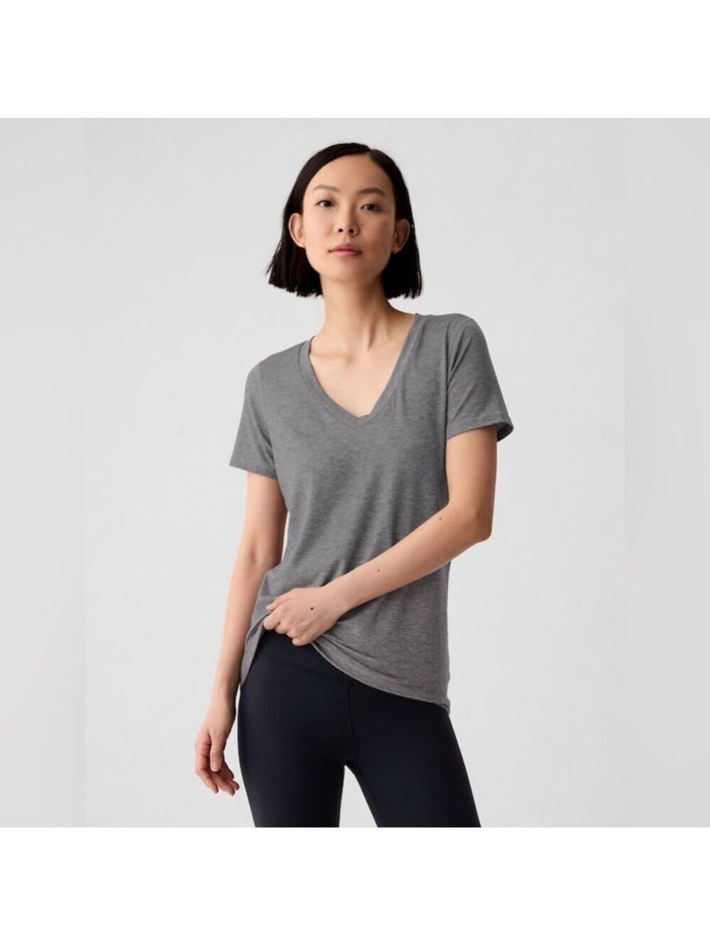 GapFit Breathe V-Neck T-Shirt in Heather Grey. Size S